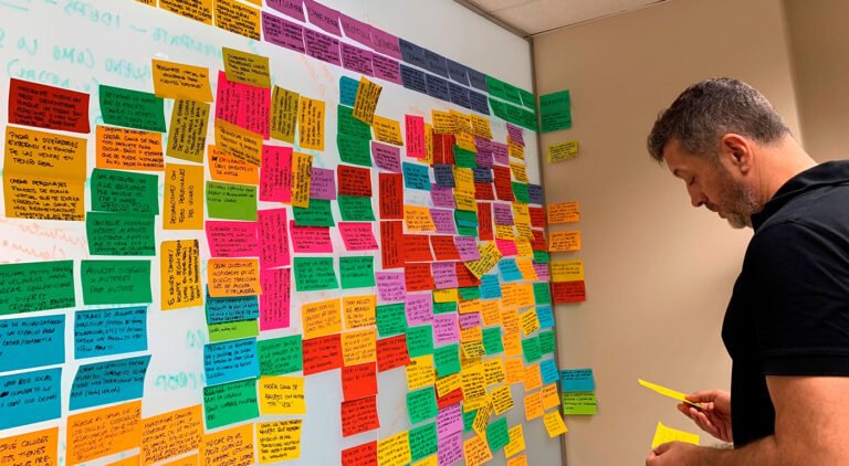 personas trabajando en un taller creativo