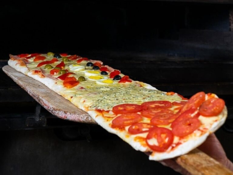 pizza por metro en una mesa familiar