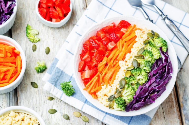 Cuáles son las mejores primeras comidas para un bebé en su alimentación 22 plato colorido con pures de verduras