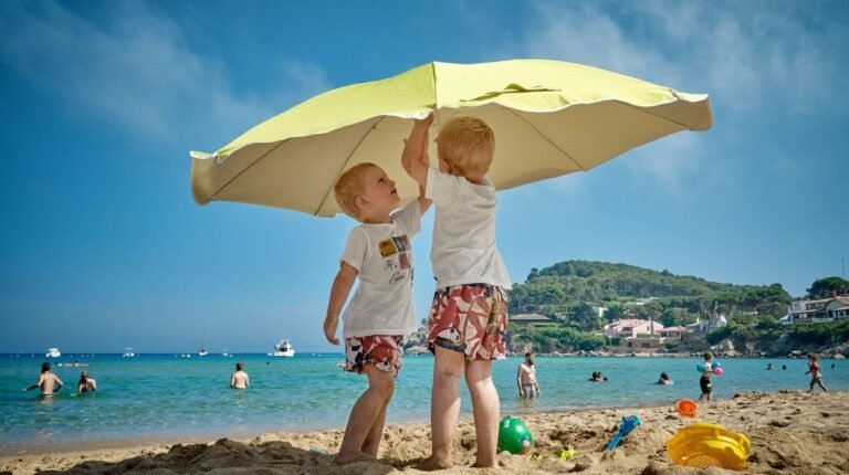 Cuáles son las playas más top de Mar del Plata para visitar 6 playa con sombrillas y personas disfrutando