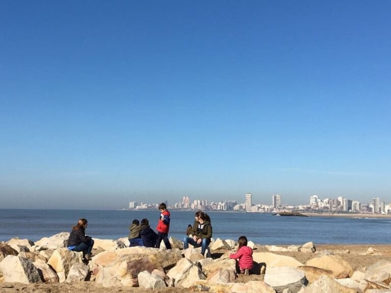 playa soleada en mar del plata