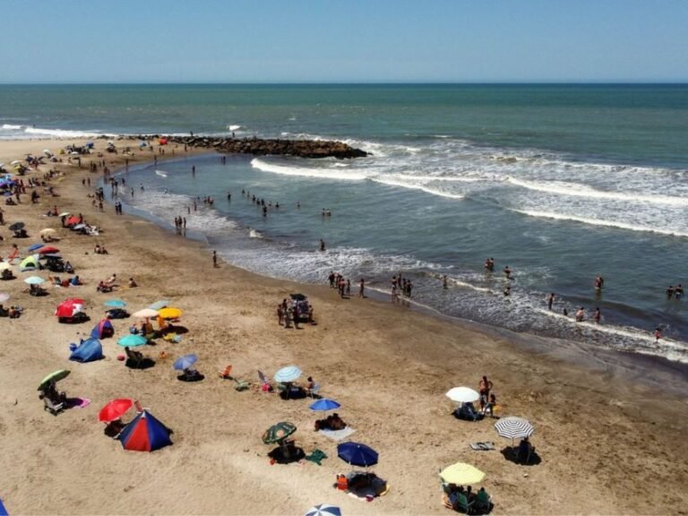 playa tranquila en el partido de la costa