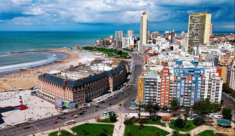 playa y paisaje urbano de mar del plata