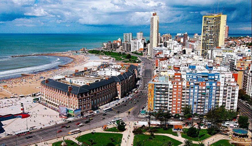 playa y paisaje urbano de mar del plata