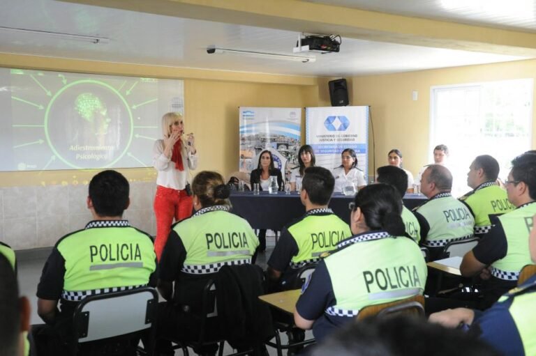 Cuáles son las preguntas psicológicas para ingresar a la policía en Argentina 17 policia en formacion durante evaluacion psicologica