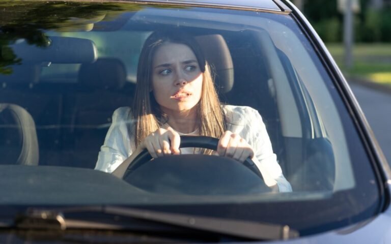 Es seguro que un principiante maneje en ruta por primera vez 9 principiante conduciendo en una carretera tranquila