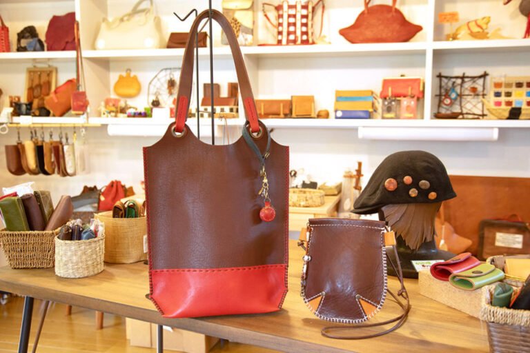 productos de cuero en exhibicion elegante