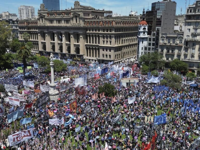 protesta masiva en calles de buenos aires