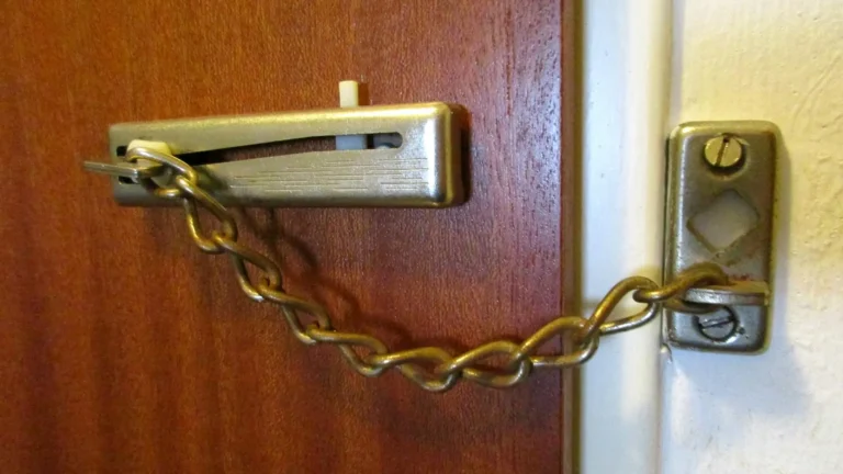 puerta cerrada con candado en redes sociales