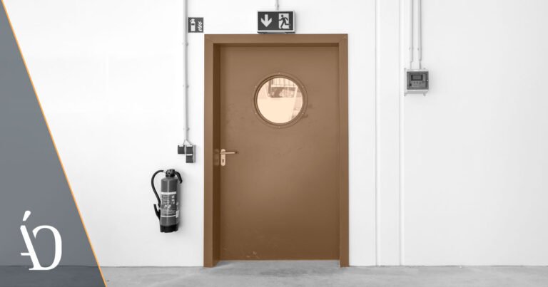 Cómo realizar una denuncia penal por usurpación y solicitar medida cautelar 10 puerta cerrada con candado y aviso