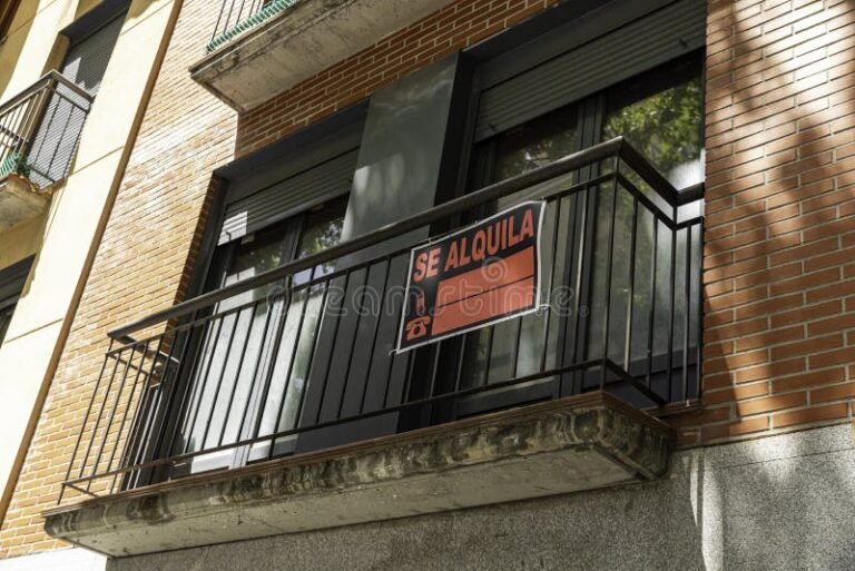 puerta cerrada con un letrero de alquiler