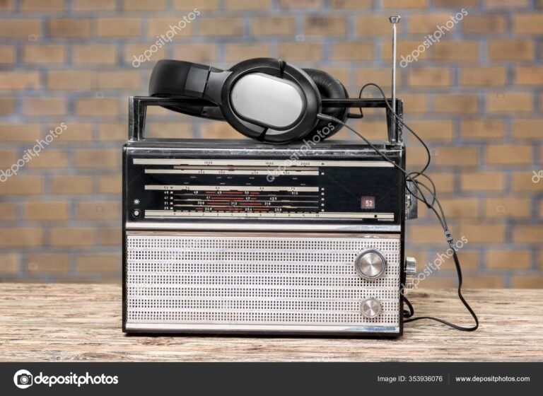 radio antigua con auriculares en una mesa