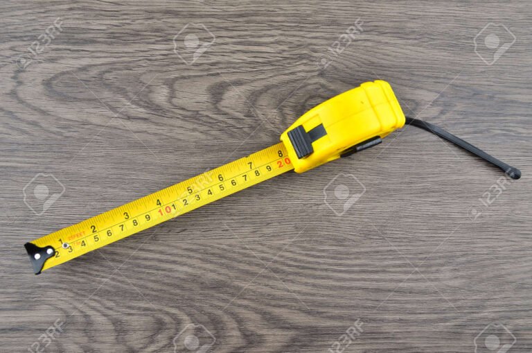 regla metrica sobre fondo de madera