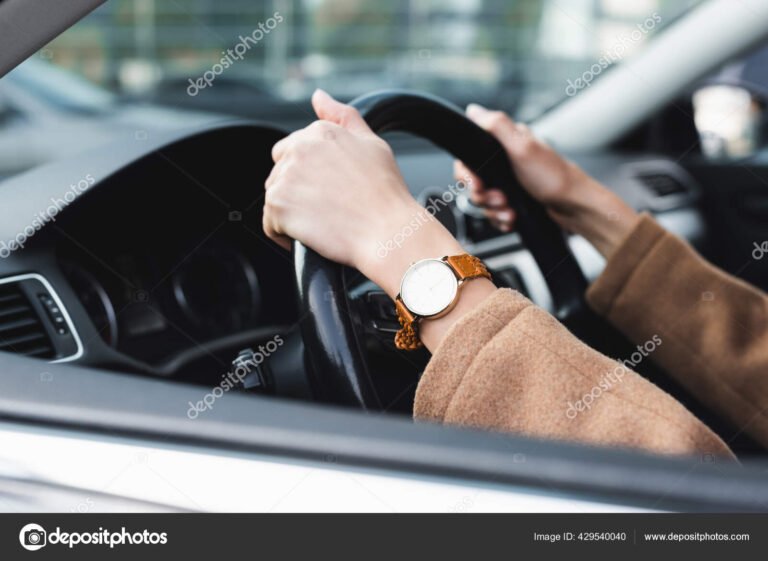 Cuánto tiempo tengo para renovar mi licencia de conducir vencida 1 reloj con licencia de conducir en primer plano