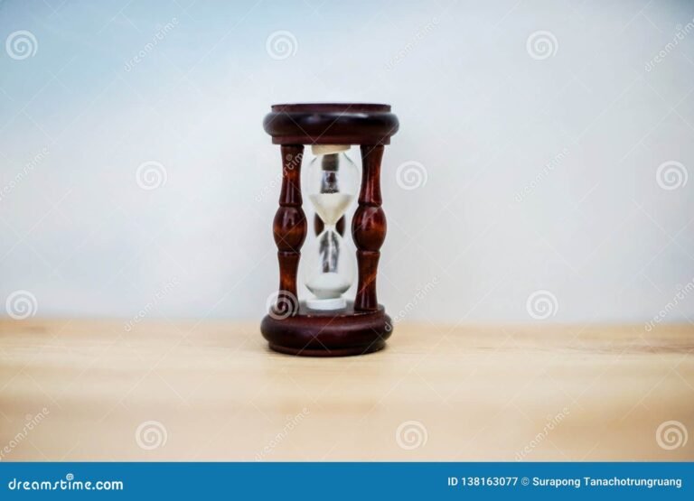 Cuánto tiempo debo esperar para cambiar mi obra social en Argentina 3 reloj de arena con fondo de oficina