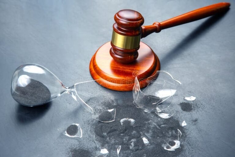 reloj de arena con fondo judicial