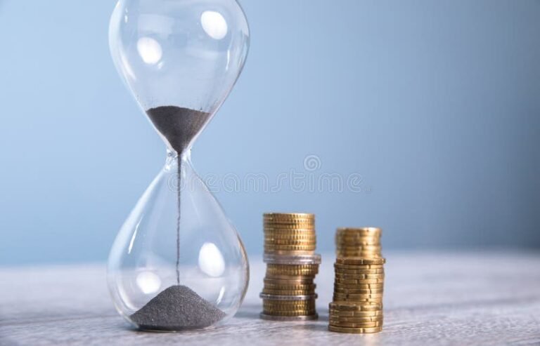 Cuándo cobro mi primera jubilación y qué debo tener en cuenta 5 reloj de arena con monedas y calendario