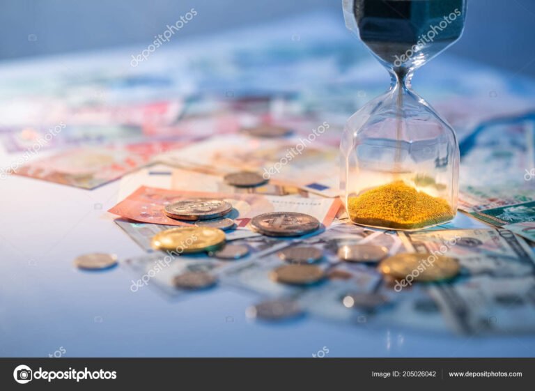 reloj de arena con monedas y jubilacion