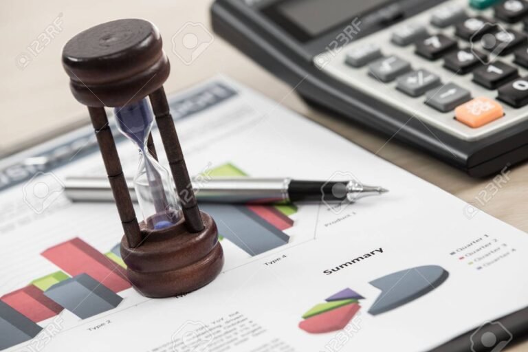 reloj de arena sobre documentos financieros 1