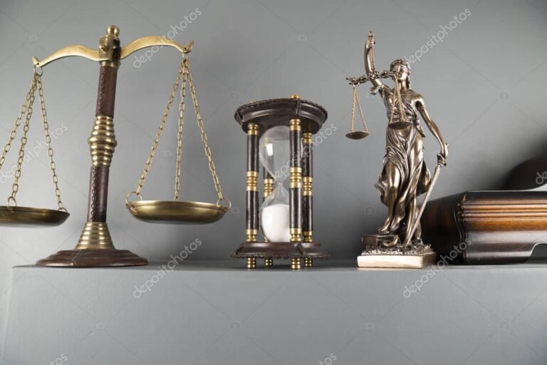 Cuánto tiempo permanecen vigentes los antecedentes penales en Argentina 5 reloj de arena sobre fondo legal