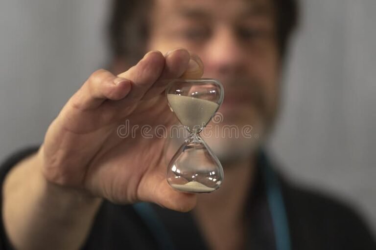 Cuántos años de aporte se necesitan para jubilarse en Argentina 8 reloj de arena sobre un fondo de jubilacion