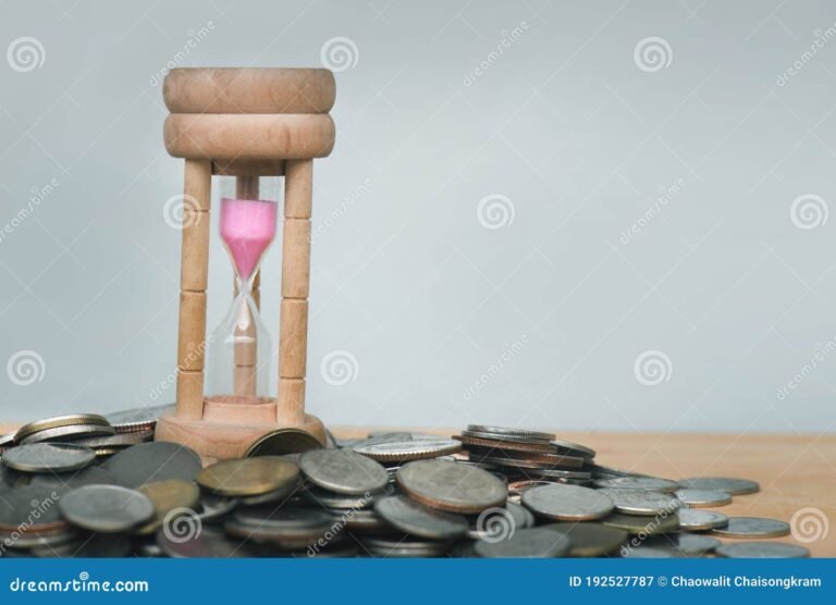 reloj de arena y monedas apiladas