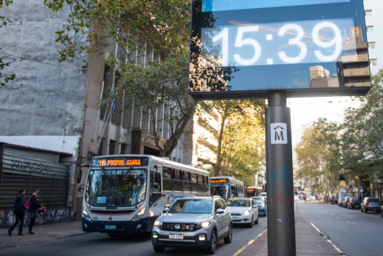 Cómo puedo saber a qué hora pasa el colectivo en mi zona 26 reloj de transporte publico en la ciudad