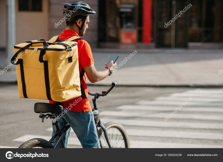 repartidor con mochila en bicicleta