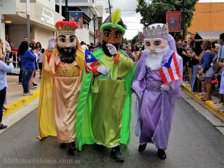 Cuándo llegan los Reyes Magos y cómo celebrarlo en Argentina 22 reyes magos en desfile festivo argentino