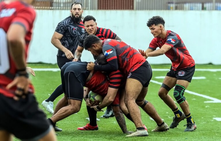 rugbiers en accion mostrando camaraderia y deporte