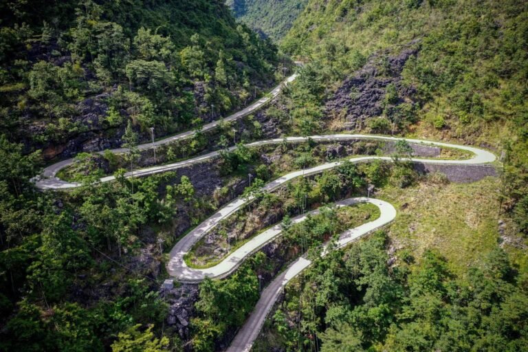 ruta serpenteante hacia merlo san luis