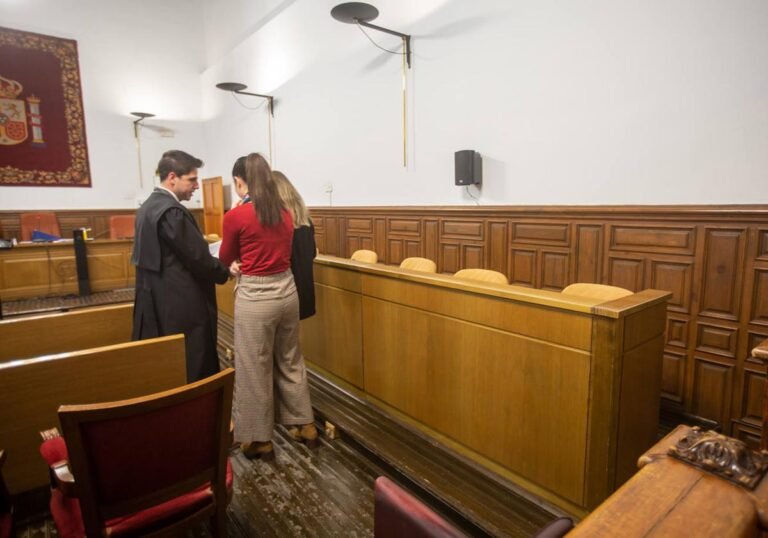 sala de juicio con jurados atentos