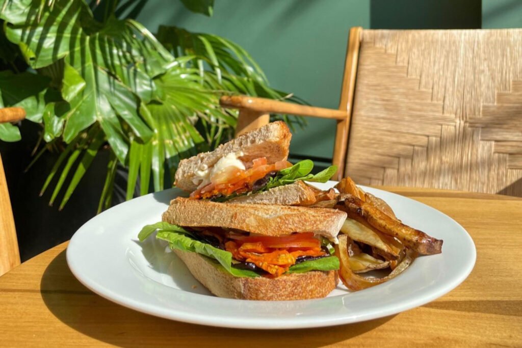 sandwiches gourmet en un ambiente acogedor