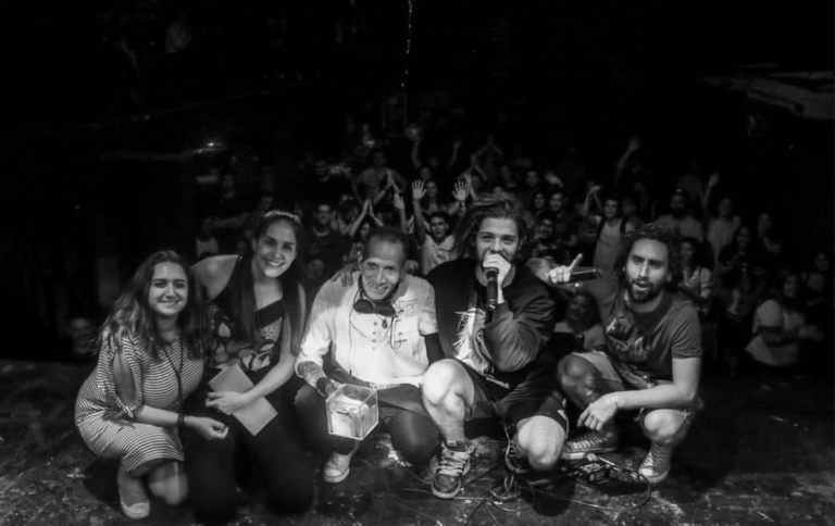 santi maratea recaudando fondos en evento