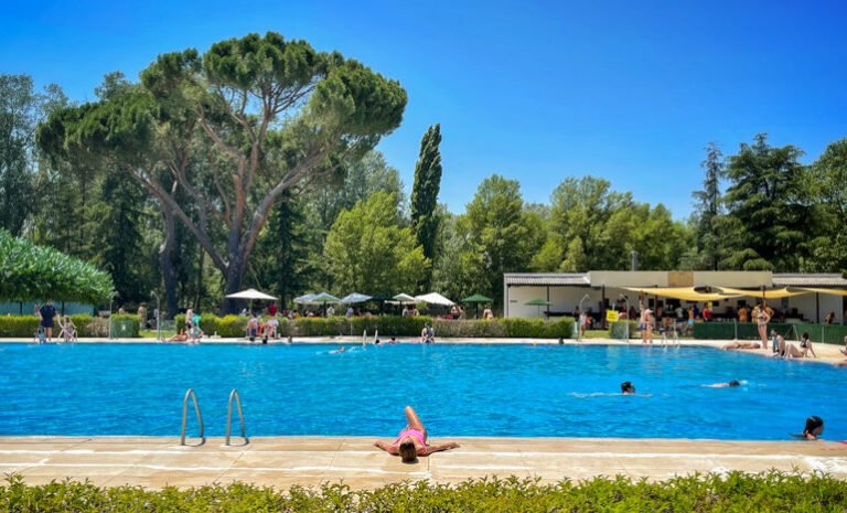 sede de club deportivo con piscina