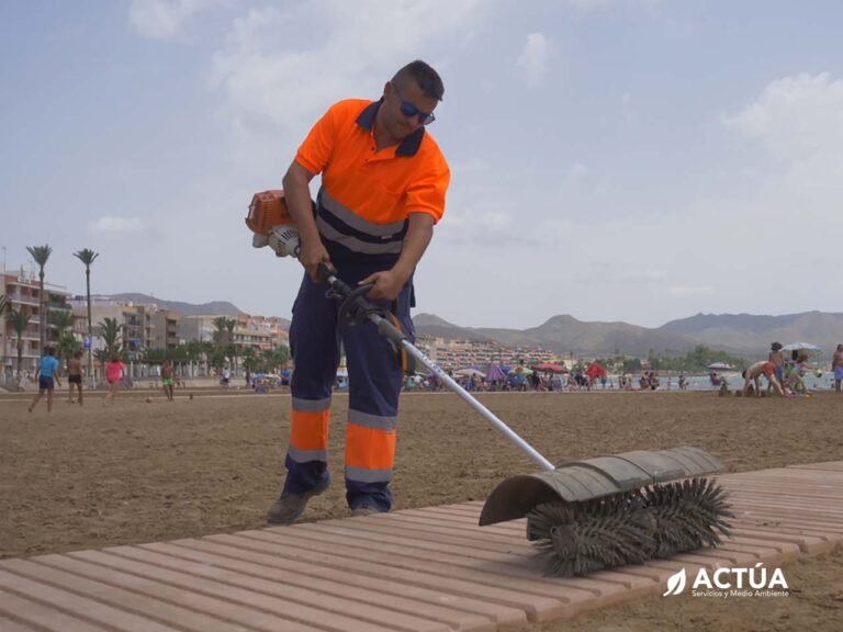 servicio de limpieza en la playa