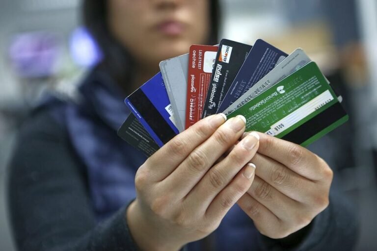 tarjeta de credito en manos de una persona