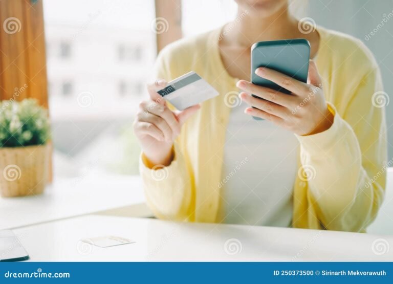 Cómo puedo realizar una consulta de saldo de mi Visa Home 17 tarjeta de credito y smartphone en mano