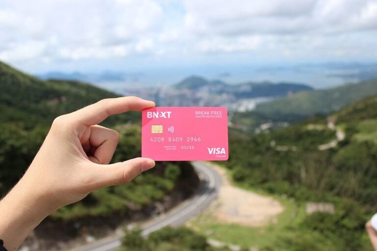 Cómo habilitar mi tarjeta de débito del Banco Francés para el exterior 2 tarjeta de debito viajera en un paisaje