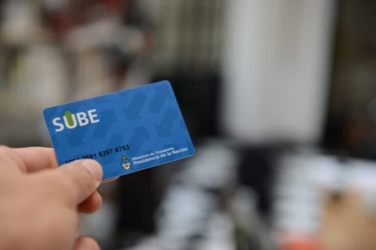 Cómo puedo verificar si mi tarjeta SUBE tiene saldo disponible 24 tarjeta sube sobre un fondo urbano