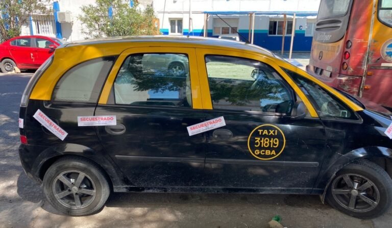 Qué opciones de radio taxi hay en Mar del Tuyú 17 taxi amarillo en una calle de mar del tuyu
