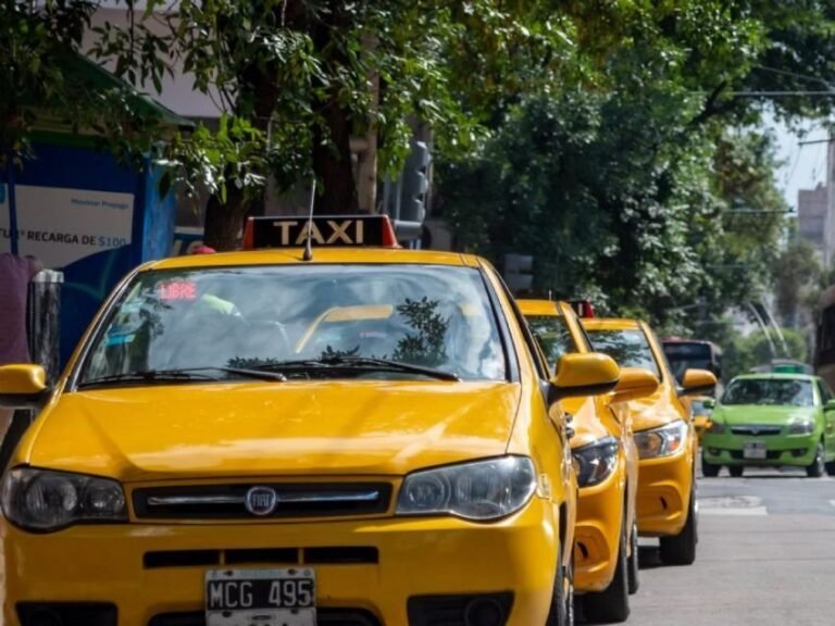 taxi en la calle de villa carlos paz