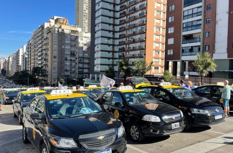 Dónde encontrar Su Taxi en Mar del Plata y cómo solicitarlo 3 taxi en mar del plata en la playa