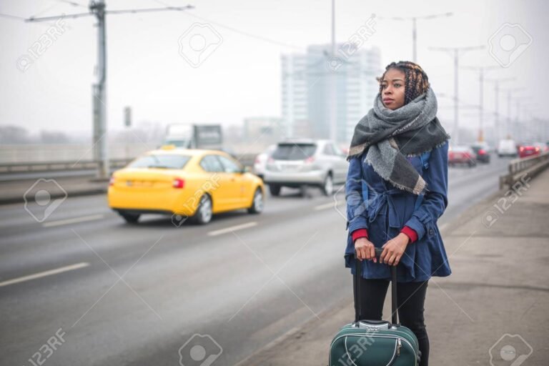 taxi esperando en una calle tranquila