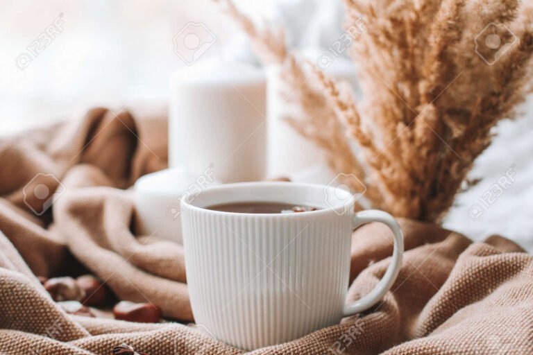 taza de te en ambiente acogedor