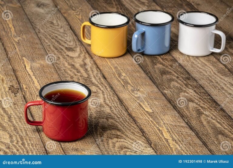 Dónde encontrar la mejor casa de té en Merlo, San Luis 8 tazas de te sobre una mesa rustica