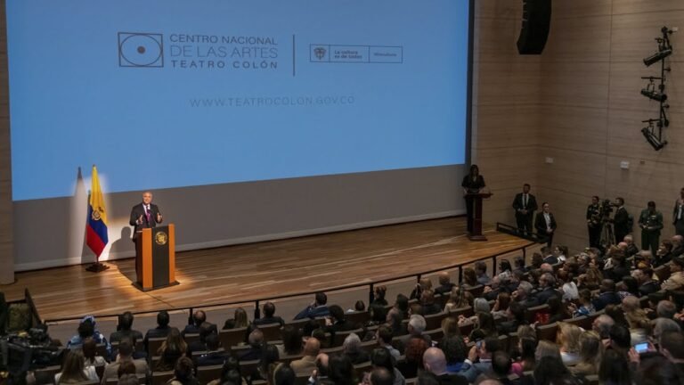 teatro colon con pantalla y audiencia
