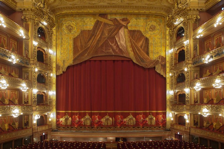 Cuáles son los días y horarios de las visitas guiadas al Teatro Colón 1 teatro colon de buenos aires iluminado