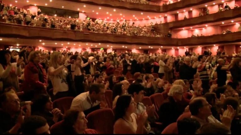 teatro con publico aplaudiendo