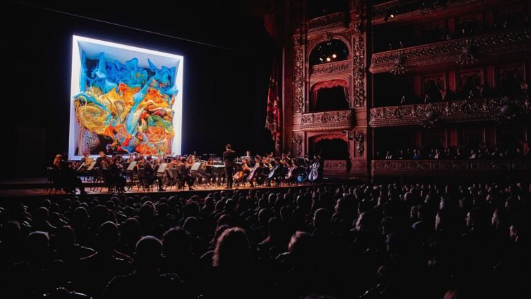 teatro iluminado con publico emocionado